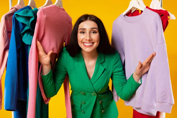 Satış Indirimler Alışverişte Gülümseyen Mutlu Bir Kadın Parlak Giysiler Arasında — Stok fotoğraf