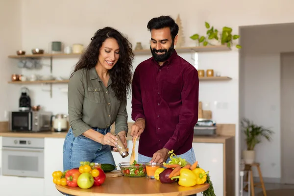 Šťastný Milující Arabský Manželé Dělat Zdravé Zeleninový Salát Spolu Mladý — Stock fotografie