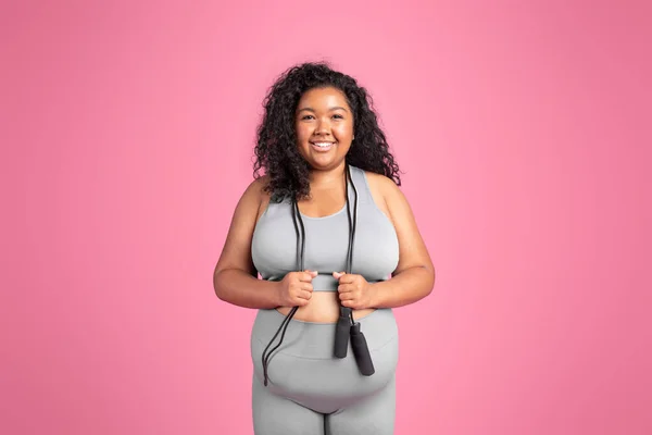Excited Black Overweight Woman Sportswear Holding Jump Rope Smiling Camera — Stock Photo, Image