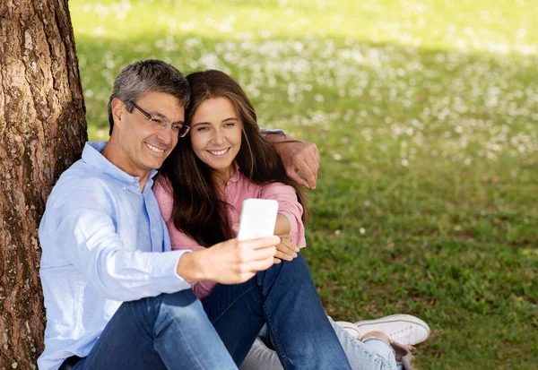 Happy Mature Couple Relaxing Park Using Smartphone Together Smiling Middle — Stock Photo, Image