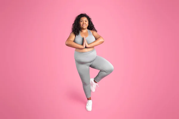 Balance Vida Mujer Gordita Negra Calma Practicando Yoga Haciendo Pose —  Fotos de Stock