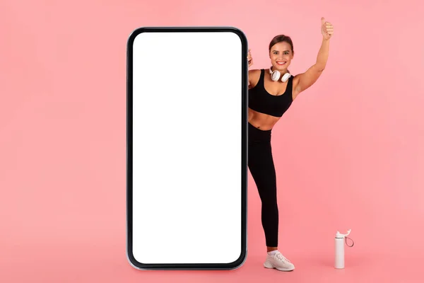 Great App Happy Sporty Woman Standing Big Blank Smartphone Showing — Stock Photo, Image