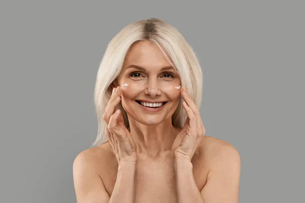 Portrait Beautiful Mature Woman Applying Moisturising Cream Face Attractive Senior — Stock Photo, Image
