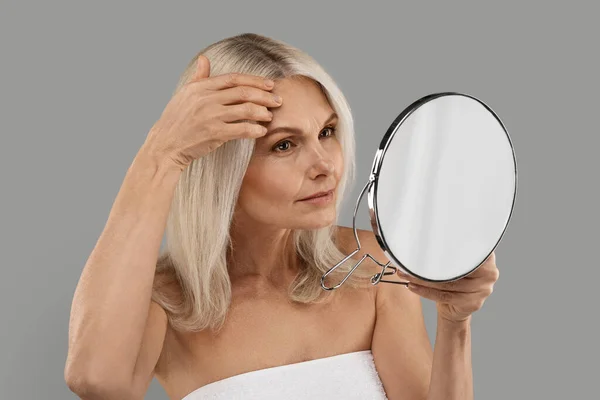 Mulher Madura Preocupada Olhando Para Espelho Rugas Seu Rosto Retrato — Fotografia de Stock
