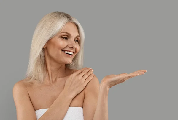Piękna Reklama Uśmiechnięta Atrakcyjna Dojrzała Kobieta Trzymając Coś Pustej Palmie — Zdjęcie stockowe