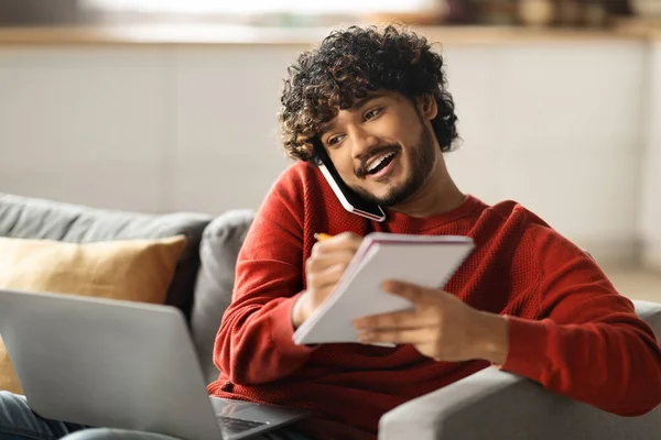 Work Home Konzept Beschäftigter Junger Indischer Mann Der Mit Dem — Stockfoto