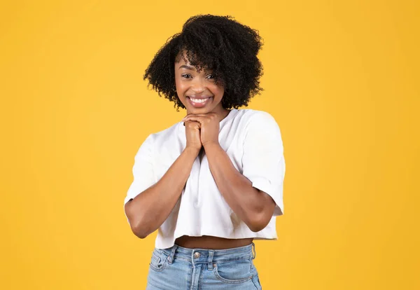 快乐漂亮的千禧年黑人女士手拉手 欢欣鼓舞好消息 孤立在橙色工作室的背景下 人类的情感 广告和提供 — 图库照片