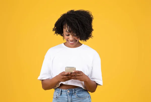 Frohe Schwarze Millennial Frau Lässigem Chat Telefon Tippen Sozialen Netzwerken — Stockfoto