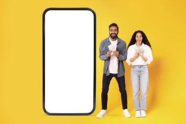 Vay canına. Büyük ekranlı akıllı telefonun yanında nakit para tutan neşeli Arap eşler, reklam uygulaması ya da sarı stüdyo arka planında duran mobil banka. Kolaj
