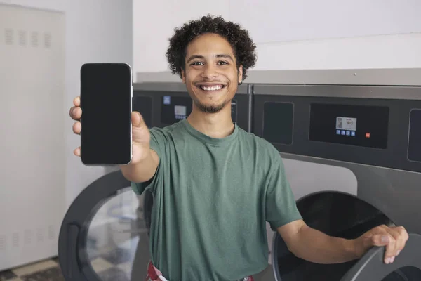 Εφαρμογή Πλυντηρίου Χαρούμενα Λατινικά Guy Εμφάνιση Smartphone Λευκή Οθόνη Στέκεται — Φωτογραφία Αρχείου