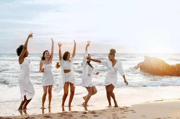 Bir Grup Farklı Bayan Arkadaş Dans Ederken Şampanya Içip Plajda — Stok fotoğraf