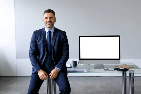 Empresário Meia Idade Feliz Terno Formal Sentado Mesa Com Monitor — Fotografia de Stock