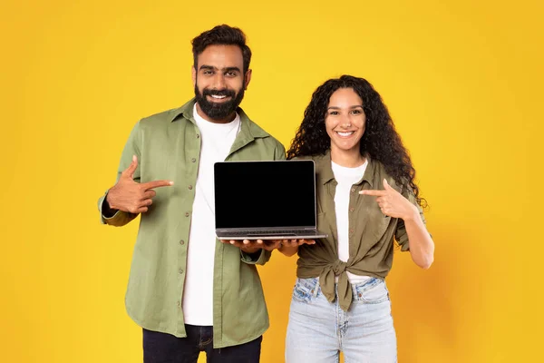 Isto Casal Árabe Feliz Segurando Laptop Apontando Para Computador Com — Fotografia de Stock
