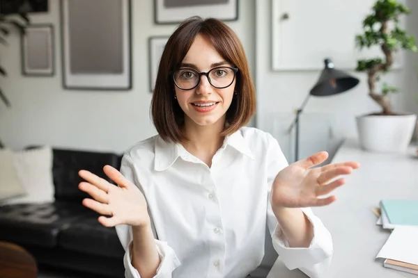 Portrait Cheerful Businesswoman Talking Looking Camera Gesturing Communicating Clients Online — Stock Photo, Image