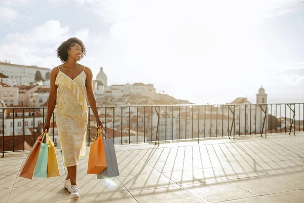 Mutlu Bin Yıllık Afro Amerikan Kadın Çantalı Şehirde Yürüyüş Yapıyor — Stok fotoğraf