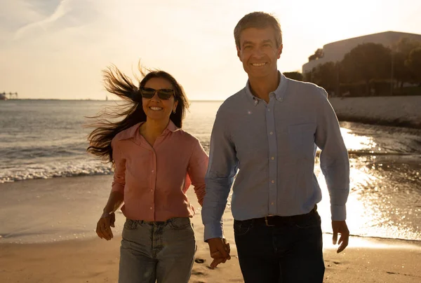 Šťastný Dospělý Pár Běží Společně Pláži Při Západu Slunce Veselý — Stock fotografie
