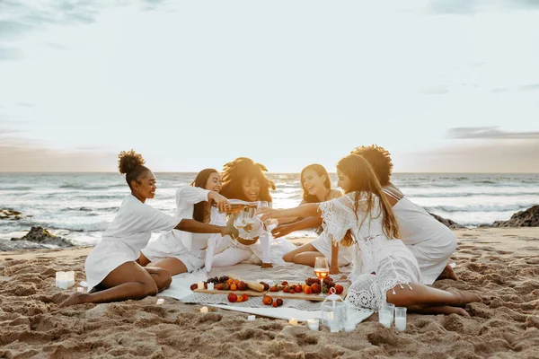 Grupa Młodych Zróżnicowanych Kobiet Wznoszących Toast Szampanem Mających Wieczór Panieński — Zdjęcie stockowe
