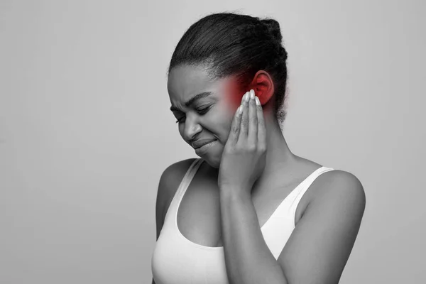 Tinnitus Infección Del Oído Primer Plano Del Estudio Foto Mujer — Foto de Stock