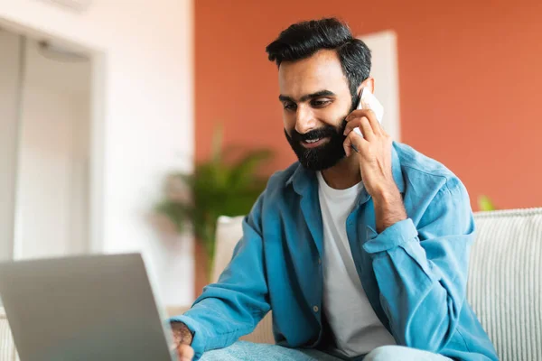 Glada Indian Kille Som Arbetar Med Bärbar Dator Och Ringer — Stockfoto