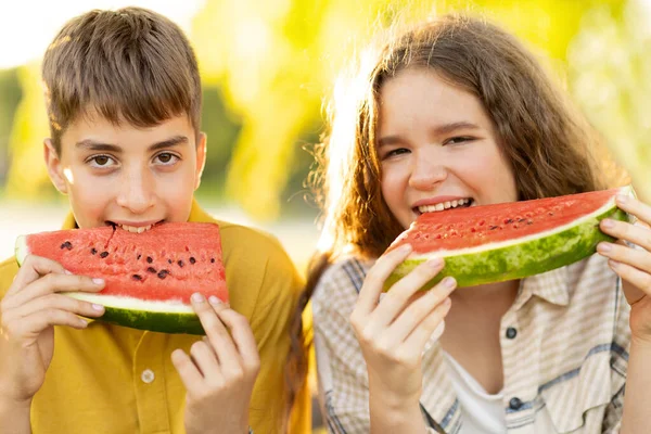 Glada Europeiska Tonåringar Äter Färsk Vattenmelon Njuta Semester God Mat — Stockfoto