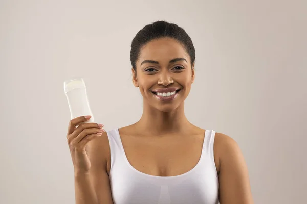 Positivo Bela Jovem Senhora Afro Americana Top Branco Mostrando Desodorizante — Fotografia de Stock