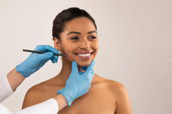 Innovador Concepto Cirugía Plástica Mujer Negra Atractiva Semidesnuda Feliz Preparándose — Foto de Stock
