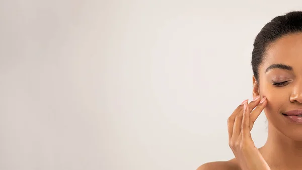 Half Face Όμορφη Αισθησιακή Ημίγυμνη Νεαρή Μαύρη Γυναίκα Που Αγγίζει — Φωτογραφία Αρχείου