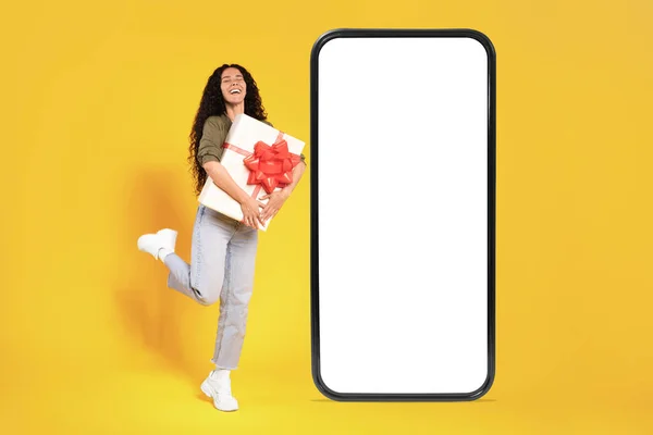 Aufgeregte Brünette Millennial Dame Mit Geschenkbox Posiert Der Nähe Eines — Stockfoto