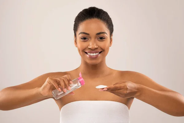 Alegre Sonriente Bonita Joven Mujer Negra Envuelta Toalla Baño Usando —  Fotos de Stock