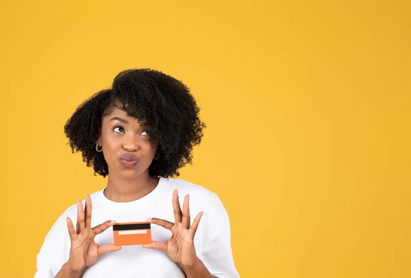 カジュアルの幸せな若い黒人女性は クレジットカードをお勧めします オレンジのスタジオの背景に隔離されたオンラインショッピングをお楽しみください キャッシュバック 広告とオファー 支払い 金融と夢 — ストック写真