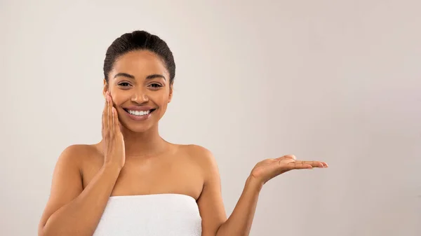 Beyaz Banyo Havlusuna Sarılı Mutlu Genç Afro Amerikan Kadın Avucunda — Stok fotoğraf