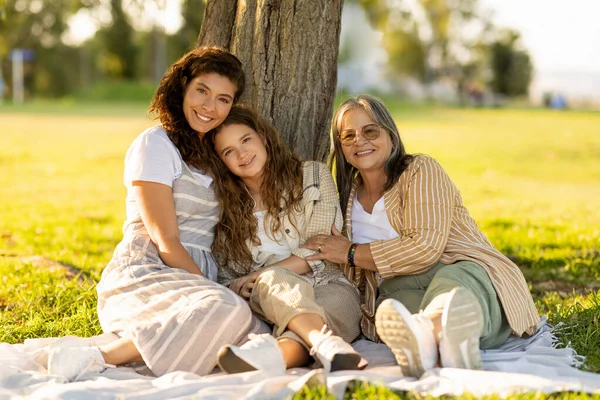 Šťastné Evropské Staré Tisícileté Dospívající Ženy Pikniku Užívají Dovolenou Parku — Stock fotografie