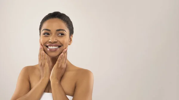 Rutina Cuidado Sonriente Hermosa Mujer Negra Joven Envuelta Toalla Baño — Foto de Stock