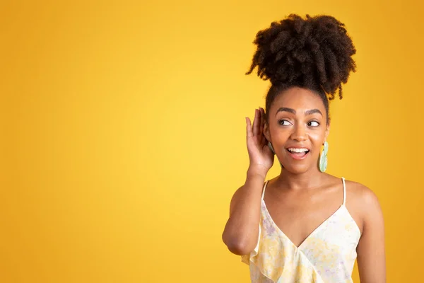 Glücklich Interessierte Neugierige Afrikanische Millennial Amerikanerin Die Hand Ans Ohr — Stockfoto
