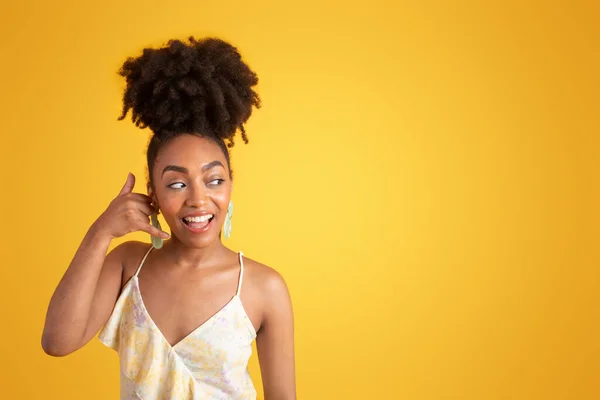 Bin Yıllık Neşeli Afro Amerikan Kadın Bana Jest Flört Sarı — Stok fotoğraf