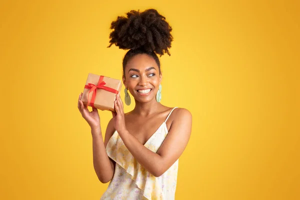Sorrindo Millennial Africano Americano Senhora Caixa Show Com Presente Isolado — Fotografia de Stock