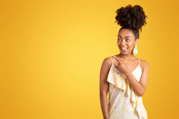 Smiling Pretty Millennial African American Lady Pointing Finger Empty Space — Stock Photo, Image