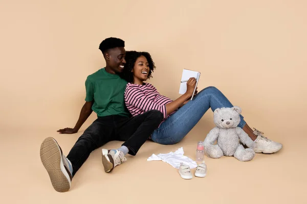 Positive Young African American Guy Woman Big Belly Sit Floor — Stock Photo, Image