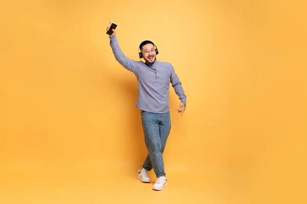 Glada Asiatisk Man Trådlösa Hörlurar Lyssna Musik Smartphone Och Dans — Stockfoto