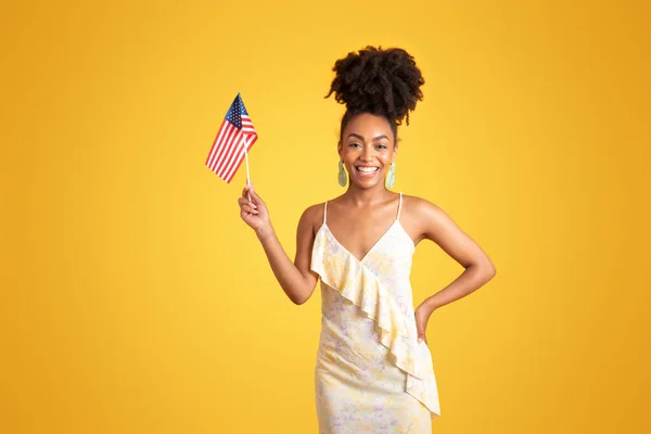 Sorrindo Milenar Senhora Afro Americana Mostrando Bandeira Dos Eua Isolado — Fotografia de Stock