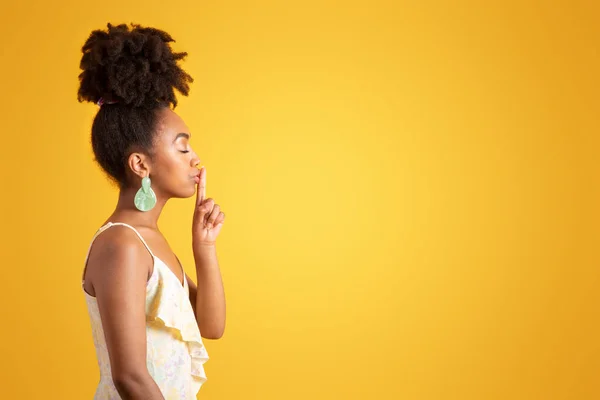 Smiling Calm Millennial African American Lady Dress Making Shh Gesture — Stock Photo, Image