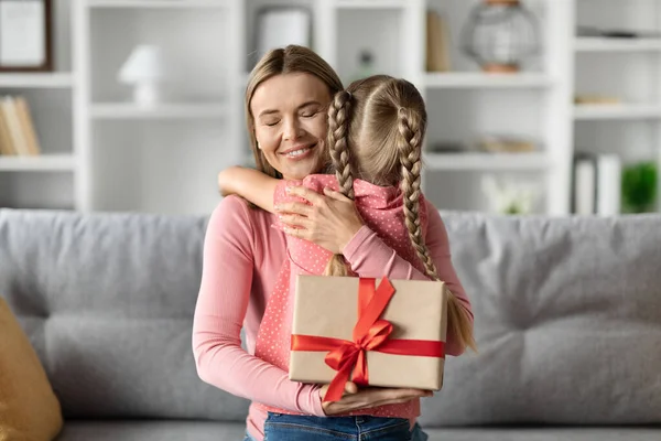 Glada Unga Mor Med Presentförpackning Kramar Sin Luttle Dotter Firar — Stockfoto
