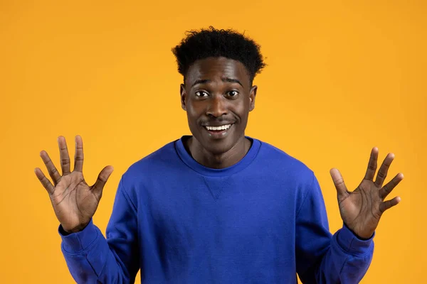 Verbazingwekkende Emotionele Knappe Jonge Afrikaanse Amerikaan Met Blauwe Trui Die — Stockfoto