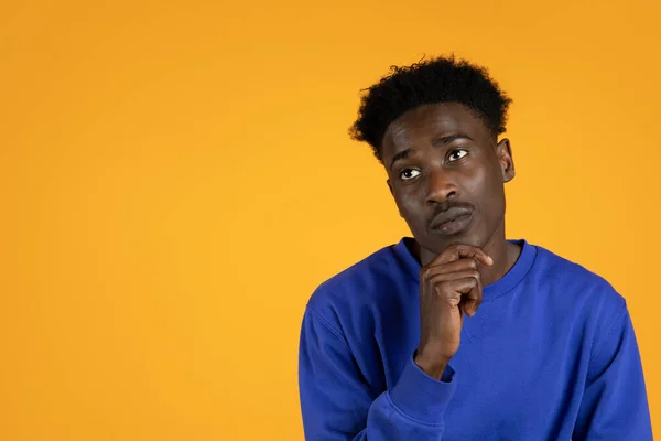 Pensiv Tveksam Stilig Ung Afrikansk Amerikansk Kille Bär Blå Tröja — Stockfoto
