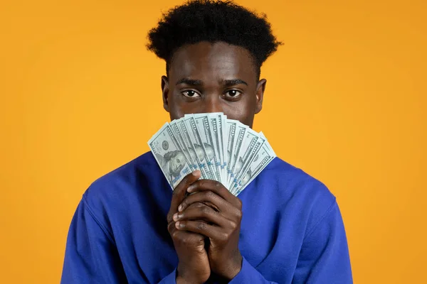 Portret Młodego Afrykanina Niebieskim Swetrze Banknotami Gotówkowymi Czarny Facet Dostał — Zdjęcie stockowe