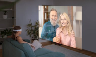Sanal gerçeklikle bağlantılı. VR kulaklık takan, yaşlı ailesiyle ekranda görüntülenen, uzaktan iletişim kuran modern oturma odasında oturan, Kolaj yapan genç bir kadın.
