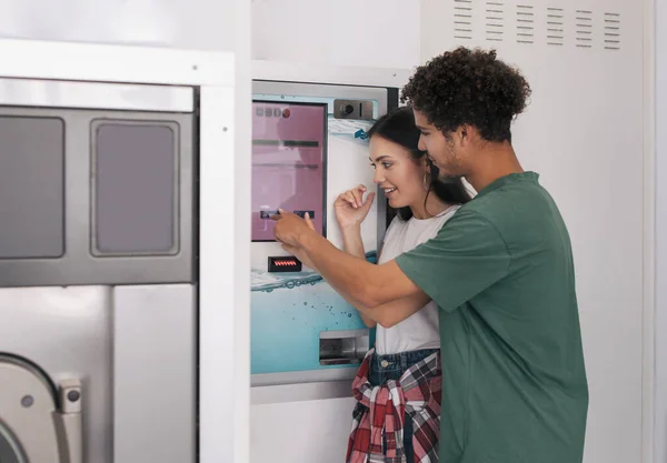 Layanan Laundry Happy Diverse Couple Menggunakan Laundromat Paying Washing Cleaning — Stok Foto