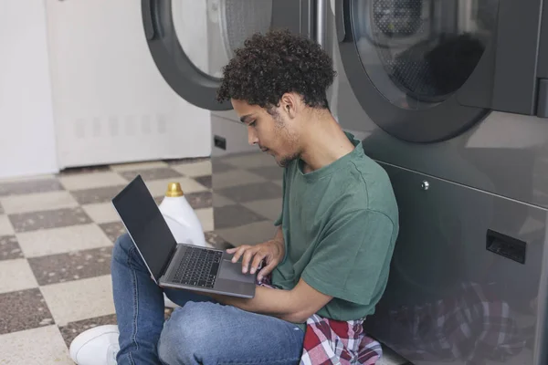 Layanan Laundry Yang Hebat Mahasiswa Timur Tengah Guy Learning Online — Stok Foto