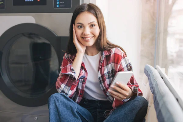 Cucian Happy European Woman Cellphone Sitting Washing Machine Indoor Smiling — Stok Foto