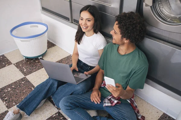 Waktu Luang Laundry Pasangan Mahasiswa Ceria Dengan Laptop Dan Smartphone — Stok Foto